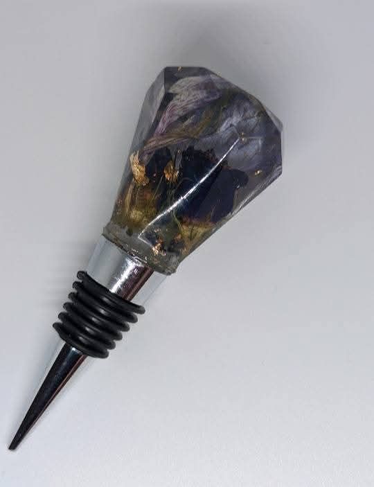 Wine stopper with flowers on top